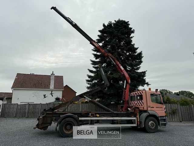 Mercedes vrachtwagen met containersysteem en fassi kraan - afbeelding 8 van  23