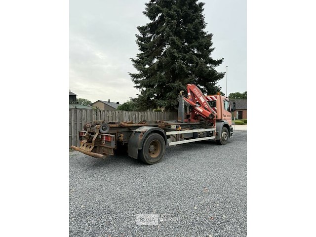 Mercedes vrachtwagen met containersysteem en fassi kraan - afbeelding 10 van  23