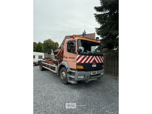 Mercedes vrachtwagen met containersysteem en fassi kraan - afbeelding 1 van  23