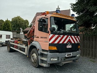 Mercedes vrachtwagen met containersysteem en fassi kraan - afbeelding 1 van  23