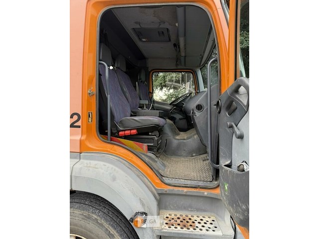 Mercedes vrachtwagen met containersysteem en fassi kraan - afbeelding 13 van  23