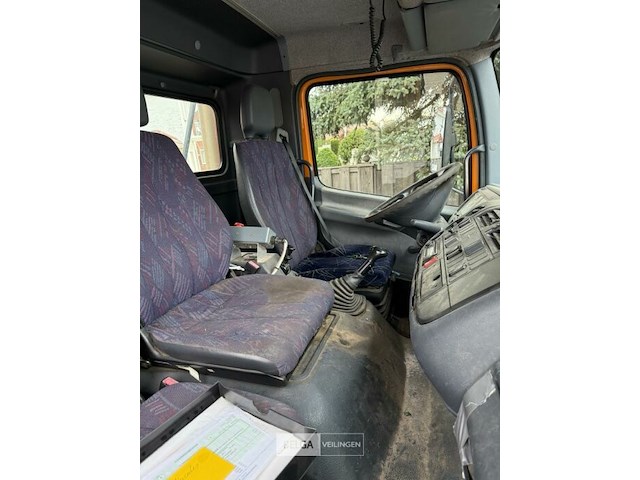 Mercedes vrachtwagen met containersysteem en fassi kraan - afbeelding 15 van  23