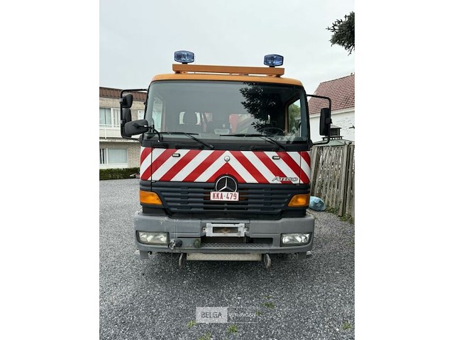 Mercedes vrachtwagen met containersysteem en fassi kraan - afbeelding 12 van  23