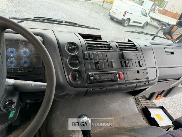 Mercedes vrachtwagen met containersysteem en fassi kraan - afbeelding 18 van  23