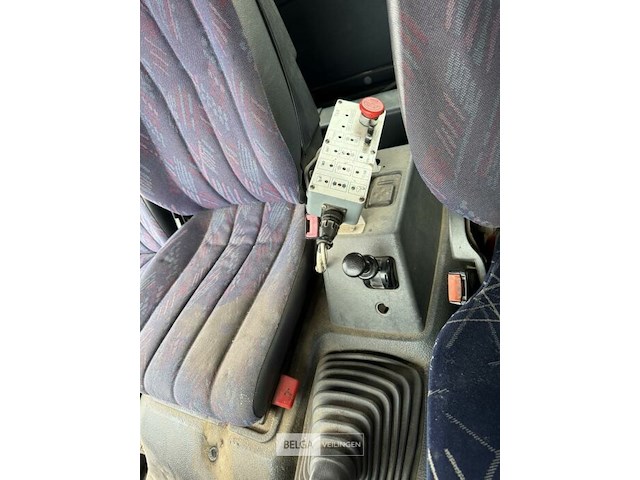 Mercedes vrachtwagen met containersysteem en fassi kraan - afbeelding 19 van  23