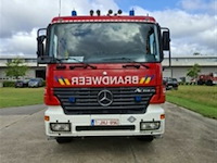 Mercedes vrachtwagen met haakarm en kraan - afbeelding 12 van  21