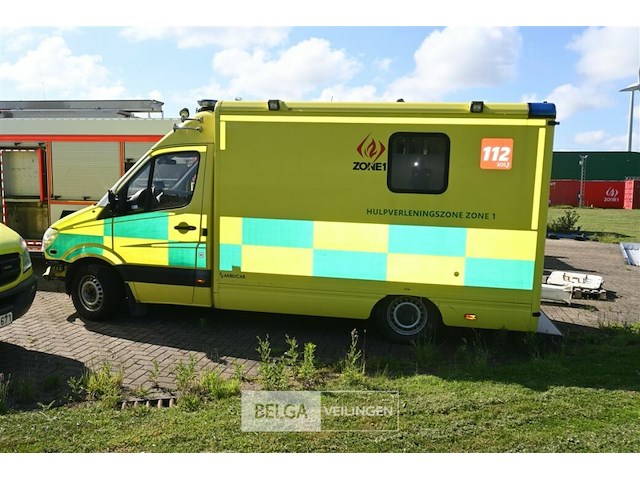 Mercedes ziekenwagen - afbeelding 10 van  21