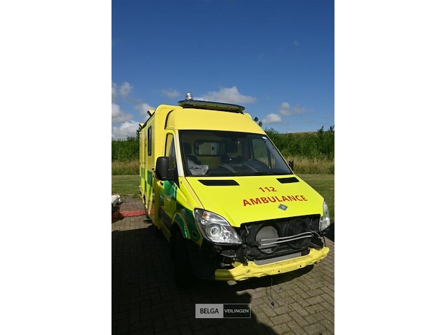 Mercedes ziekenwagen - afbeelding 1 van  21