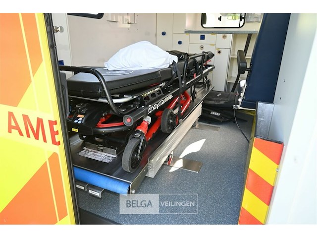 Mercedes ziekenwagen - afbeelding 13 van  21