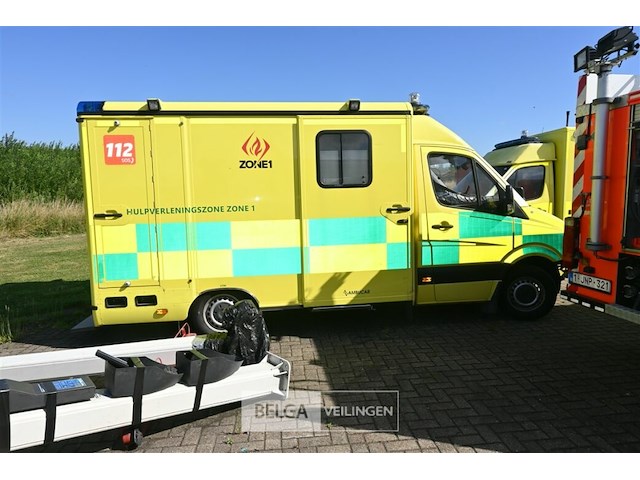 Mercedes ziekenwagen - afbeelding 12 van  21
