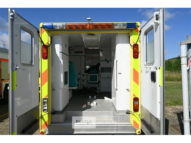 Mercedes ziekenwagen - afbeelding 7 van  17