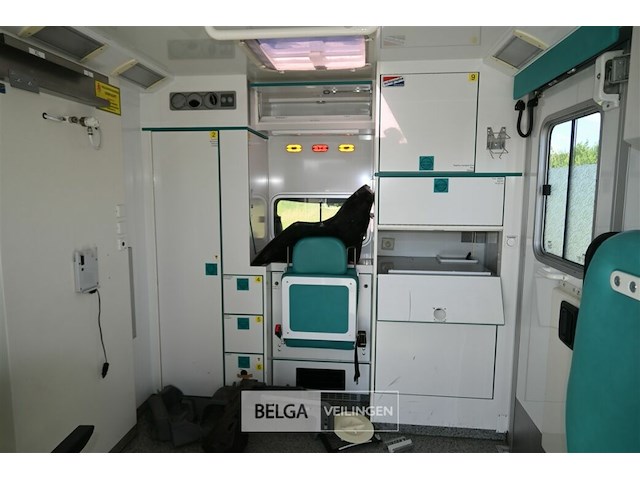 Mercedes ziekenwagen - afbeelding 9 van  17