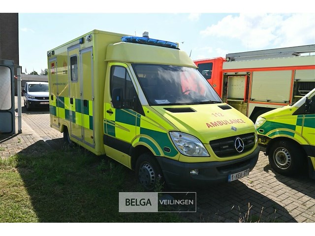 Mercedes ziekenwagen - afbeelding 1 van  17