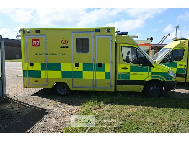 Mercedes ziekenwagen - afbeelding 10 van  17