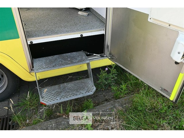 Mercedes ziekenwagen - afbeelding 15 van  17