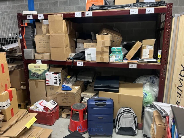Merchandisegoederen met metalen rek - afbeelding 1 van  48