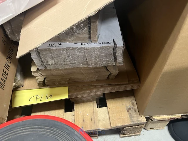 Merchandisegoederen met metalen rek - afbeelding 22 van  48