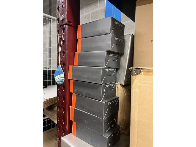 Merchandisegoederen met metalen rek - afbeelding 25 van  48