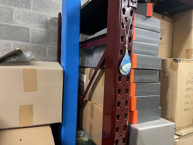 Merchandisegoederen met metalen rek - afbeelding 28 van  48