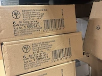 Merchandisegoederen met metalen rek - afbeelding 37 van  48