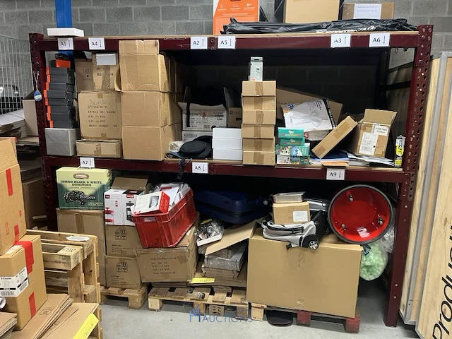 Merchandisegoederen met metalen rek - afbeelding 44 van  48