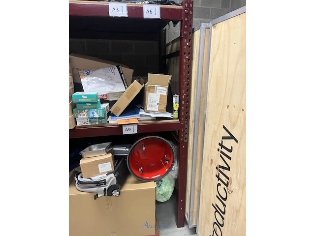 Merchandisegoederen met metalen rek - afbeelding 45 van  48