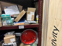 Merchandisegoederen met metalen rek - afbeelding 45 van  48