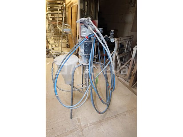 Merk en model van airless verfspuit zijn onleesbaar - afbeelding 1 van  10