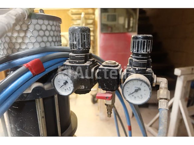 Merk en model van airless verfspuit zijn onleesbaar - afbeelding 10 van  10