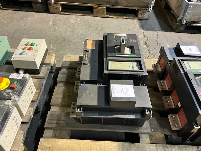 Merlin gerin compact cm2500 vermogensautomaat - afbeelding 3 van  8