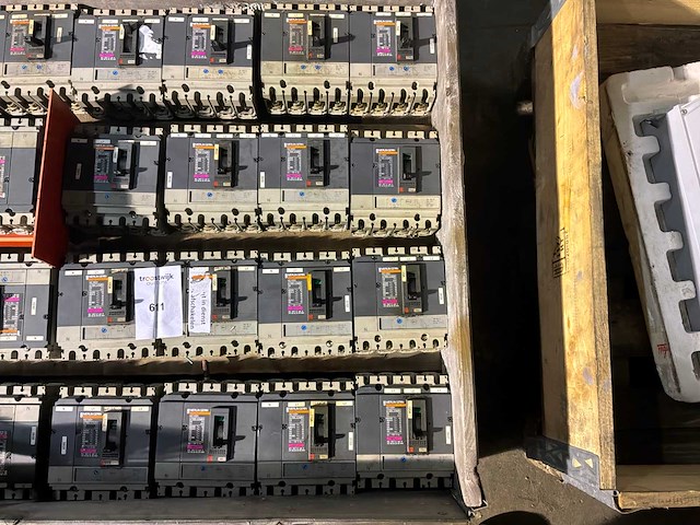 Merlin gerin compact vermogensschakelaar (16x) - afbeelding 1 van  4