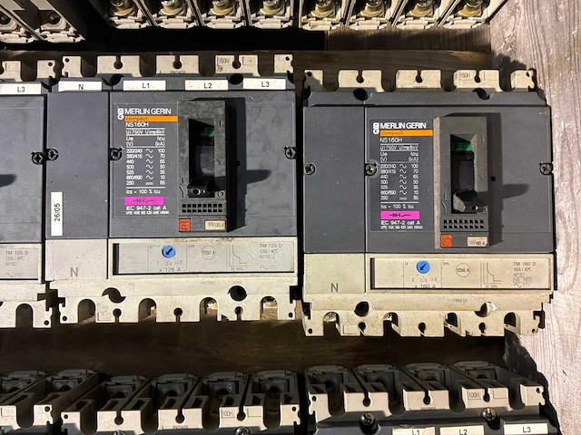 Merlin gerin compact vermogensschakelaar (16x) - afbeelding 3 van  4