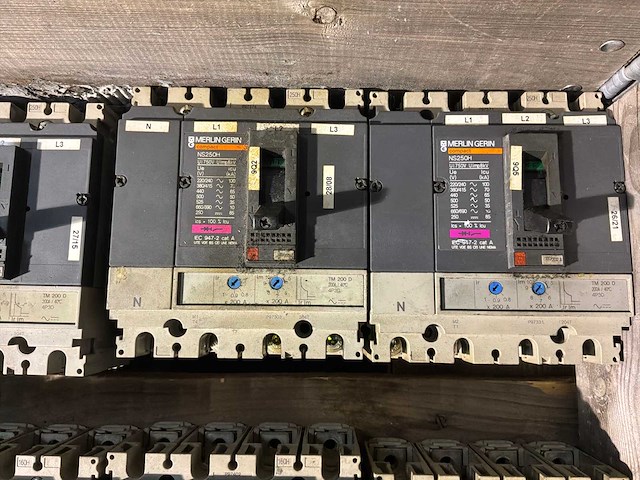 Merlin gerin compact vermogensschakelaar (16x) - afbeelding 4 van  4