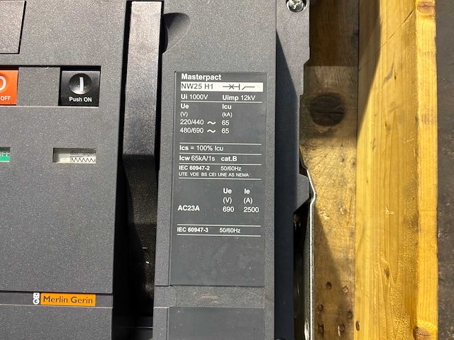 Merlin gerin masterpact nw25 h1 vermogensschakelaar - afbeelding 2 van  5