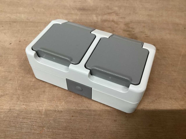 Merten aquastar wandcontactdoos 2 voudig spatwaterdicht (18x) - afbeelding 1 van  5