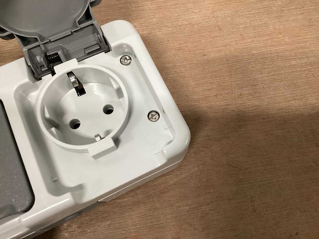 Merten aquastar wandcontactdoos 2 voudig spatwaterdicht (18x) - afbeelding 2 van  5