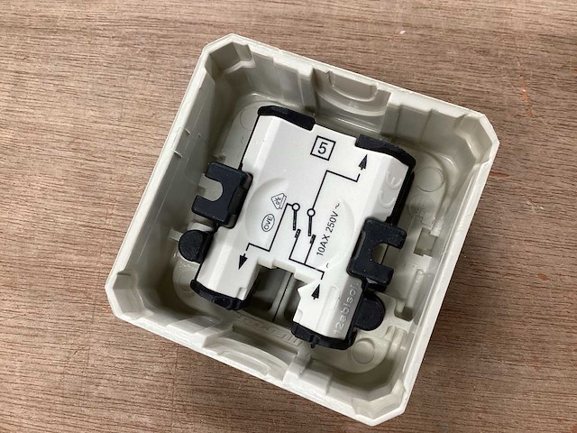 Merten serieschakelaar opbouw (26x) - afbeelding 4 van  4