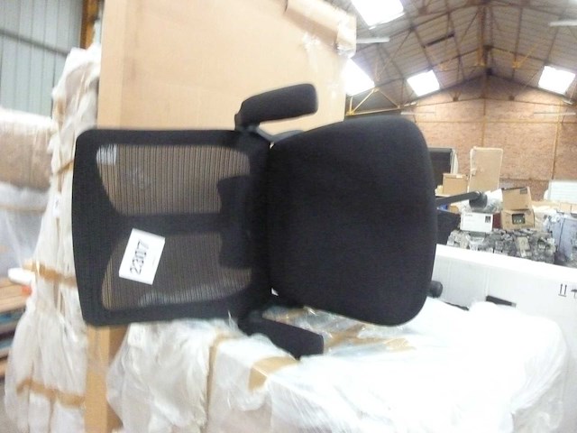 Meshstoel - echte innovaties met opvouwbare armleuningen - afbeelding 5 van  5