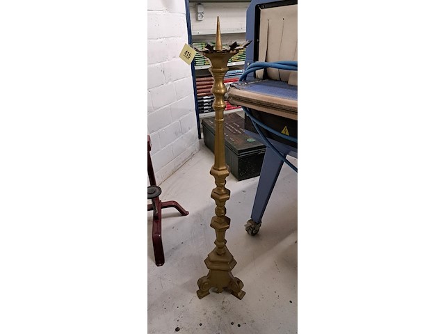 Messing kaarsenhouder uit een kerk - afbeelding 1 van  1