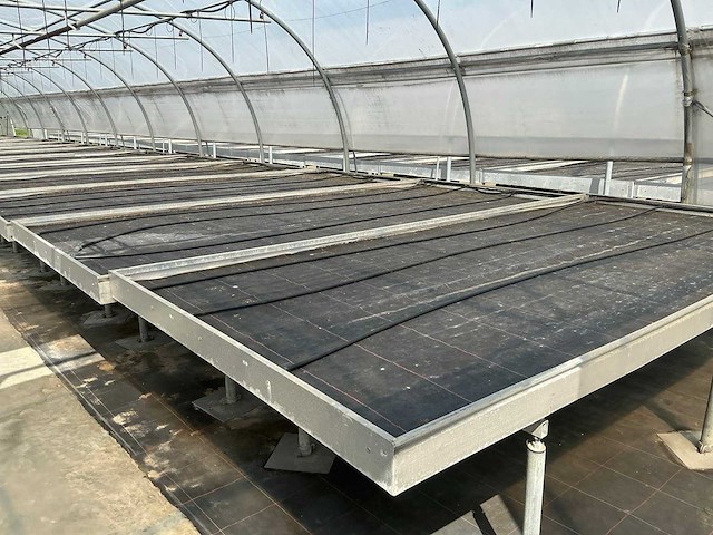 Met watersproeisysteem kweektafel (26x) - afbeelding 2 van  5