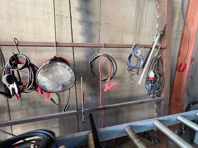 Metaalafkortzaag hbm machines 210 met aangebouwde rollerbaan 2x5m, 3 sets startkabels, metaal achterliggende de zaag (3,4) - afbeelding 2 van  18