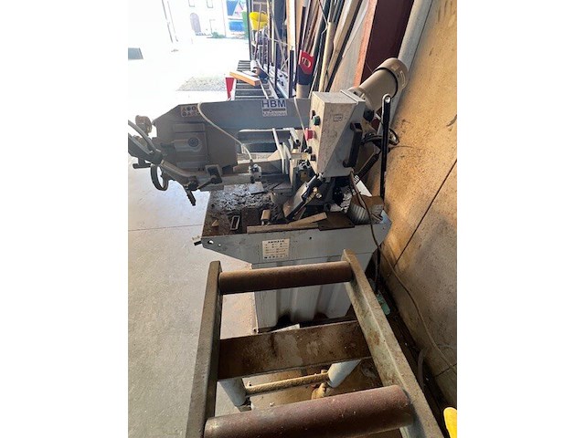 Metaalafkortzaag hbm machines 210 met aangebouwde rollerbaan 2x5m, 3 sets startkabels, metaal achterliggende de zaag (3,4) - afbeelding 5 van  18