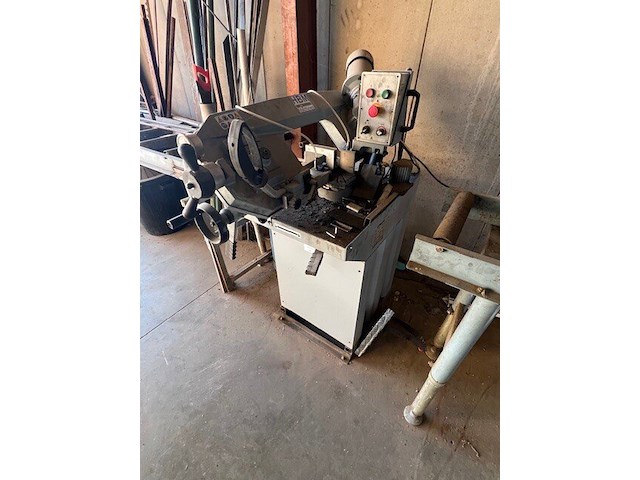 Metaalafkortzaag hbm machines 210 met aangebouwde rollerbaan 2x5m, 3 sets startkabels, metaal achterliggende de zaag (3,4) - afbeelding 7 van  18