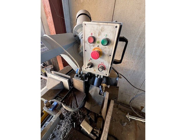 Metaalafkortzaag hbm machines 210 met aangebouwde rollerbaan 2x5m, 3 sets startkabels, metaal achterliggende de zaag (3,4) - afbeelding 8 van  18