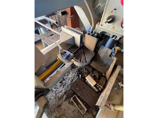 Metaalafkortzaag hbm machines 210 met aangebouwde rollerbaan 2x5m, 3 sets startkabels, metaal achterliggende de zaag (3,4) - afbeelding 9 van  18