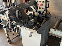 Metaalafkortzaag hbm machines 210 met aangebouwde rollerbaan 2x5m, 3 sets startkabels, metaal achterliggende de zaag (3,4)