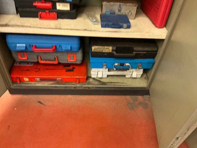 Metalen 2-deurs archiefkast met inhoud (2x) - afbeelding 3 van  6