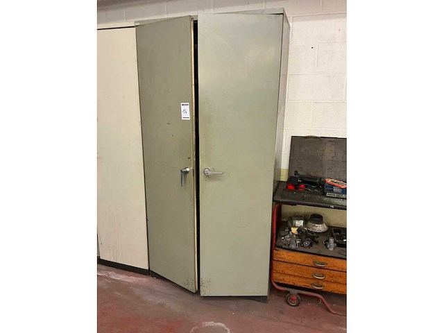 Metalen 2-deurs archiefkast met inhoud - afbeelding 2 van  5