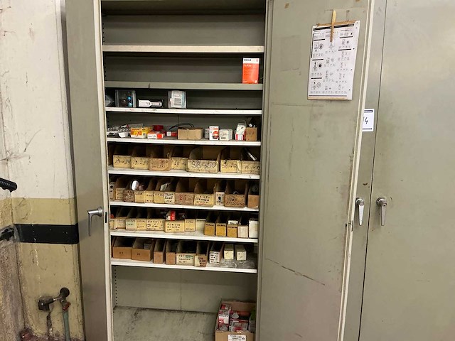 Metalen 2-deurs archiefkast met inhoud - afbeelding 1 van  5