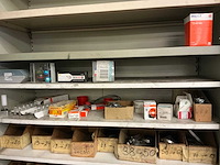 Metalen 2-deurs archiefkast met inhoud - afbeelding 5 van  5